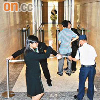 工作人員封鎖商業大樓電梯大堂嚴禁閒雜人等進入。