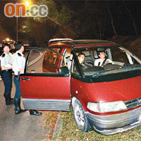 七人車事後車頭輕微損毀，警員到場調查發現四人昏迷。