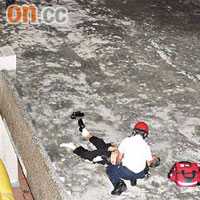 男子跳樓跌在救生墊旁的行人天橋頂死亡。