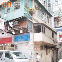 位於吳松街的舊樓僭建物大玩層層疊戲法，「積木屋」隨時有塌下危機。