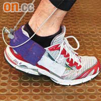 跑手繫上科學儀器，檢測腳部與跑鞋之間的生物力學數據。