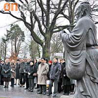 瑞典孔子學院去年為孔子雕塑舉行揭幕儀式。	（資料圖片）