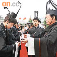 西安中學生穿起漢服，參加仿古「冠笄之禮」活動。