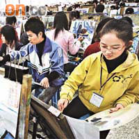 深圳大芬村由模仿村發展成為中國的文化產業示範基地。