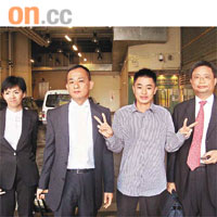 上訴人詹家圖（右二）昨在代表大律師謝志浩（左二）陪同下展示勝利手勢。	（郭家榮攝）