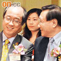 科大校長陳繁昌（左）新上任，返工要踩足「7.11」更。	（溫國佳攝）