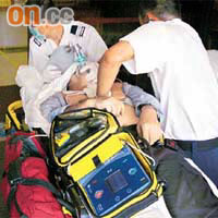 昏迷的地盤工人送院時，救護員替他電擊急救。	（譚威權攝）
