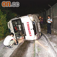 警車失事撞石壆後翻側。（湯志源攝）