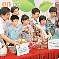 大埔環保會調查發現，一個由環球佳果組成的六公斤果籃，其二氧化碳排放量可達五十公斤。	（唐宇軒攝）