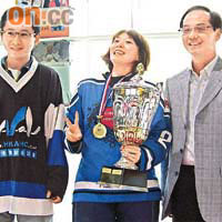 胡文新（左）頒獎畀北京嘅冰球隊代表（中），右為贊助商周大福董事總經理黃紹基。（相片由被訪者提供）