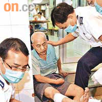 被玻璃碎片割傷腳的老翁，由救護員包紮傷口。	（馮戈攝）