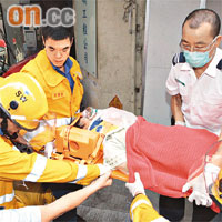 被的士撞倒受傷的印尼老婦被抬出送院。