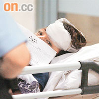被扑穿頭的其中一女子在醫院接受治療。	（林少兒攝）