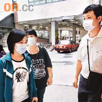 梁志廣（右）在家屬陪同下到醫院了解情況，有家屬質疑院方有所隱瞞。（伍鎮業攝）