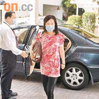 三太陳婉珍昨早到醫院時表示賭王精神不俗。