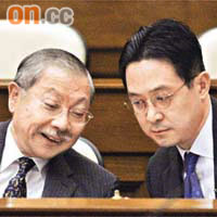 孫公（左）「十‧一」要留守香港署理政務司司長，陳維安就代表佢上京參加連串大型活動。	（資料圖片）