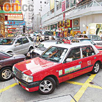 港島區昨日持續封路，銅鑼灣一帶交通擠塞。（陳德賢攝）