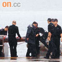 水警昨晨在海面撈起遇溺失蹤的理工大學男生屍體。	（趙瑞麟攝）