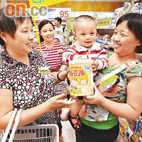 深圳旅客文太太（右）說：「買兩罐奶粉夠了，反正好快又來！」	（蘇文傑攝）