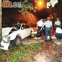 私家車猛撼大樹車頭凹陷，救護人員治理五名傷者。	（張曉楠攝）