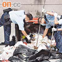 警員在垃圾站倒出垃圾搜索證物。	（許錦雄攝）
