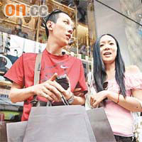 來自上海的陳小姐（右）昨最後衝刺，花了萬多元購買名牌手袋及首飾。	（伍鎮業攝）
