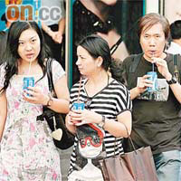 本港昨日天氣炎熱，市民外出時也購買冰凍飲料以透心涼。	（鍾麗珊攝）