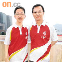 香港青聯常務副主席葉振都（左）見到前主席曾智雄，即刻上前請教。