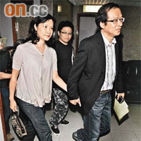 甘乃威在妻子陪同下出席記者會，回應性騷擾事件。