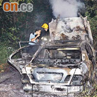 疑與案件有關的私家車被人縱火燒毀。	（江偉霖攝）