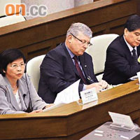 劉吳惠蘭（左一）強調當局就港台問題諮詢並非樣板過程。	（盧志燊攝）