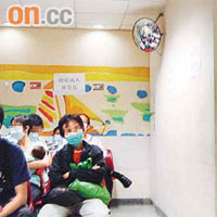 廣華醫院急症室候診區旁設開放式洗手間，恐傳播病毒。