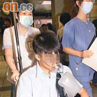 其中一名學生送上病房時需用氧氣罩呼吸。