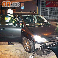 七人車撞醫院門外牌坊石柱，車頭毀爛。	（劉子文攝）