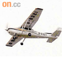 活塞型飛機在錢耀昌的操控下沖上雲霄，向首站深圳進發。