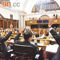立法會內務委員會通過，根據議事規則，以「取消議員議席」機制，跟進甘乃威解僱女助理事件。