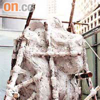 鎮守香港滙豐總行右邊的銅獅子「施迪」已完成塗成硅膠程序，待風乾後就可除版模送到上海鑄造。