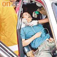 救援人員替暈倒車內之的士司機急救。	（左錦鴻攝）