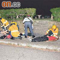 傷者躺在地上，由消防及救護員急救。