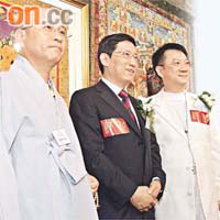簡文樂（右）展出一批文殊菩薩尊像，國家宗教事務局副局長蔣堅永（中）及韓國佛教放送理事長林影潭專程來港出席。	（陸智豪攝）