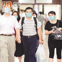 汪風霞丈夫陳耀輝（中）在區議員陳雲生（左）陪同下，前往屯門醫院探望初生兒子。	（何天成攝）