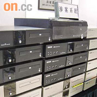 其中一款卡拉ＯＫ播放機內置三百ＧＢ至五百ＧＢ容量硬碟。