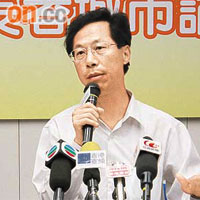 屯門區議員陳文華認為，政府對安老院支援不足，輪候期亦過長。