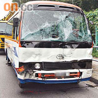 校巴車頭嚴重損毀，擋風玻璃爆裂。	（曾紹良攝）