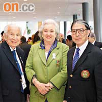 國際奧委會終身榮譽主席薩馬蘭奇（左）拉住小霍（右）合照。