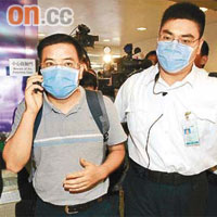 死者丈夫陳耀輝（左）昨晨偕親友到浸會醫院開會。	（冼耀華攝）