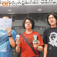 梁國雄（右）等人昨日到廉署舉報，要求就曾蔭權涉嫌利益輸送一事展開調查。