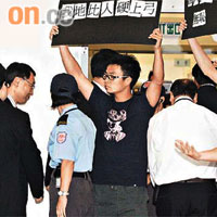 多名學生踩場抗議校方遴選校長黑箱作業，陳新滋（左二）在校方護送下離場。