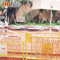 嘉福邨商場平台梯級損毀逾三個月，房署一直只以鐵欄圍封。