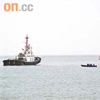 惠州的海事部門出動多艘船隻進行搜索。	（黃少君攝）
